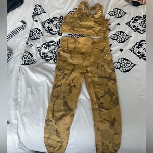 gymshark- ADAPT CAMO SEAMLESS LEGGINGS AND TOP